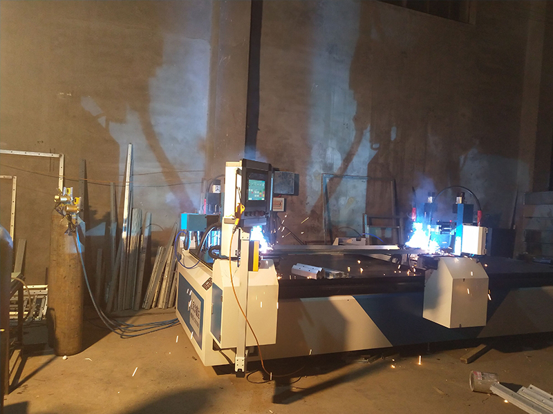 数控四枪角铁法兰自动焊接机